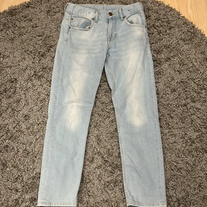 Snygga byxor  - Snygga byxor till sommaren/våren perfekt för en 9-11 åring. Lite skada på backen men det passar till byxorna. Kontakta mig om du är intresserad! 