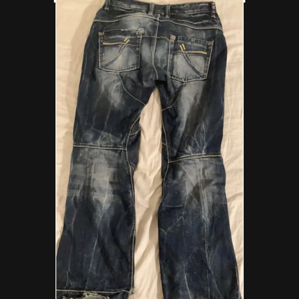 Snygga Jeans med bra wash perfekt till en bladee konser. Pris kan diskuteras så klart. Jeans & Byxor.