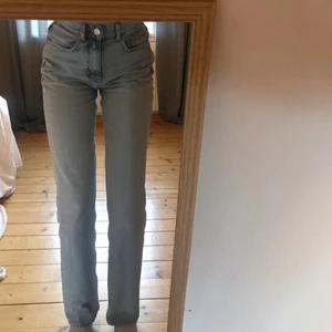 Ljusa jeans från Gina Tricot - Ljusblå jeans i storlek 32 från Gina Tricot. 