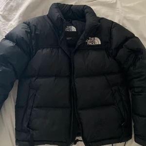 North fave jacka - Lägger ut igen pågrund av oseriösa köpare, säljer iaf denna North Face puffer jacket då den inte kommer till användning. Den är i väldigt bra skick och har inga defekter. Köpte för 2800 men säljer för endast 1100kr✨