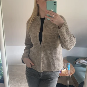 Stickad kofta - Säljer denna jätte najs stickade kofta som jag älskar! Tyvär har den 3 små hål som är jätte enkla att sy ihop!🫶🏽❤️❤️