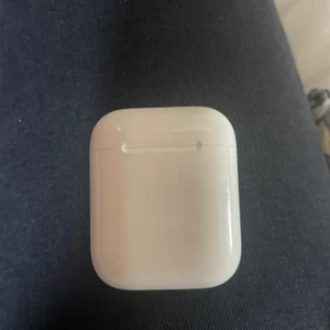 AirPods skal (utan airpodsen) - Säljer mitt gamla airpodsskal, (den som man laddar sina lurar i) eftersom att jag har nya nu. :)