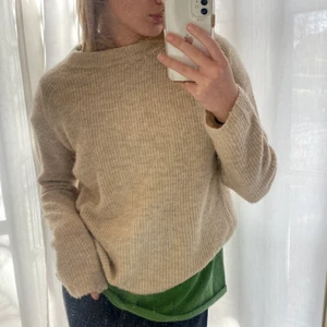 Stickad tröja - Beige fin stickad tröja från Pieces. Inga tecken på användning. Ser ny ut. Mysig, inte alls stickig. Stl L men sitter ganska tight på mig som brukar ha S.