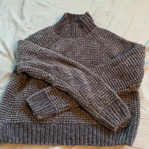 Polotröja från HM - Lila polotröja som är lite croppad❤️ används inte längre. 