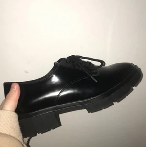 Svarta skor - Väldigt fina skor som tyvärr är för små, aldrig använda då jag råkade beställa för små!!✨☺️