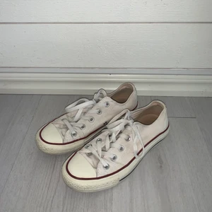 Vita converse - Ett par vita låga converse i storlek 36,5. Är i bra skick och perfekt till våren/sommarn🌸💓 Säljer för 100kr! Köparen står för frakten💓