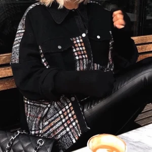 Skjortjacka zara  - LÅNADE BILDER! Har en superfin skjortjacka/jeansjacka från zara som jag inte använder längre, den är köpt här på plick och har använts av mig en sommar, men i väldigt fint skick! Den är i storlek Xs men passar mig som vanligtvis bär S! vid fler intressen blir det budgivning. Kan skickas mot fraktkostnad!💕 