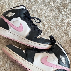 Jordans - Säljer mina fina Air jordans Mid Arctic Pink i stl 38,5. Bra använt skick, dock är dom lite creasade (se bild 3) men inget som man tänker på. Köpta för 3099kr och säljer för 999kr. Köparen står för frakt💗