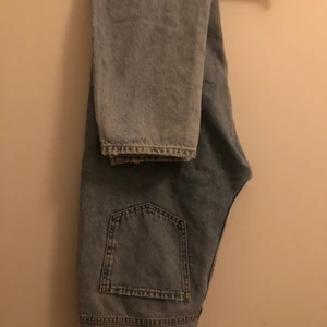 Dagny mom jeans - Från Ginatricot i en ljusblå färg. Inte jätteanvändna så passformen är fortfarande i bra skick. Nypris 499kr. Köparen står för frakten.