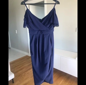 Klänning - Helt ny med prislappen kvar, säljer pga att storleken ej passar mig. Felfri och i nytt skick. 