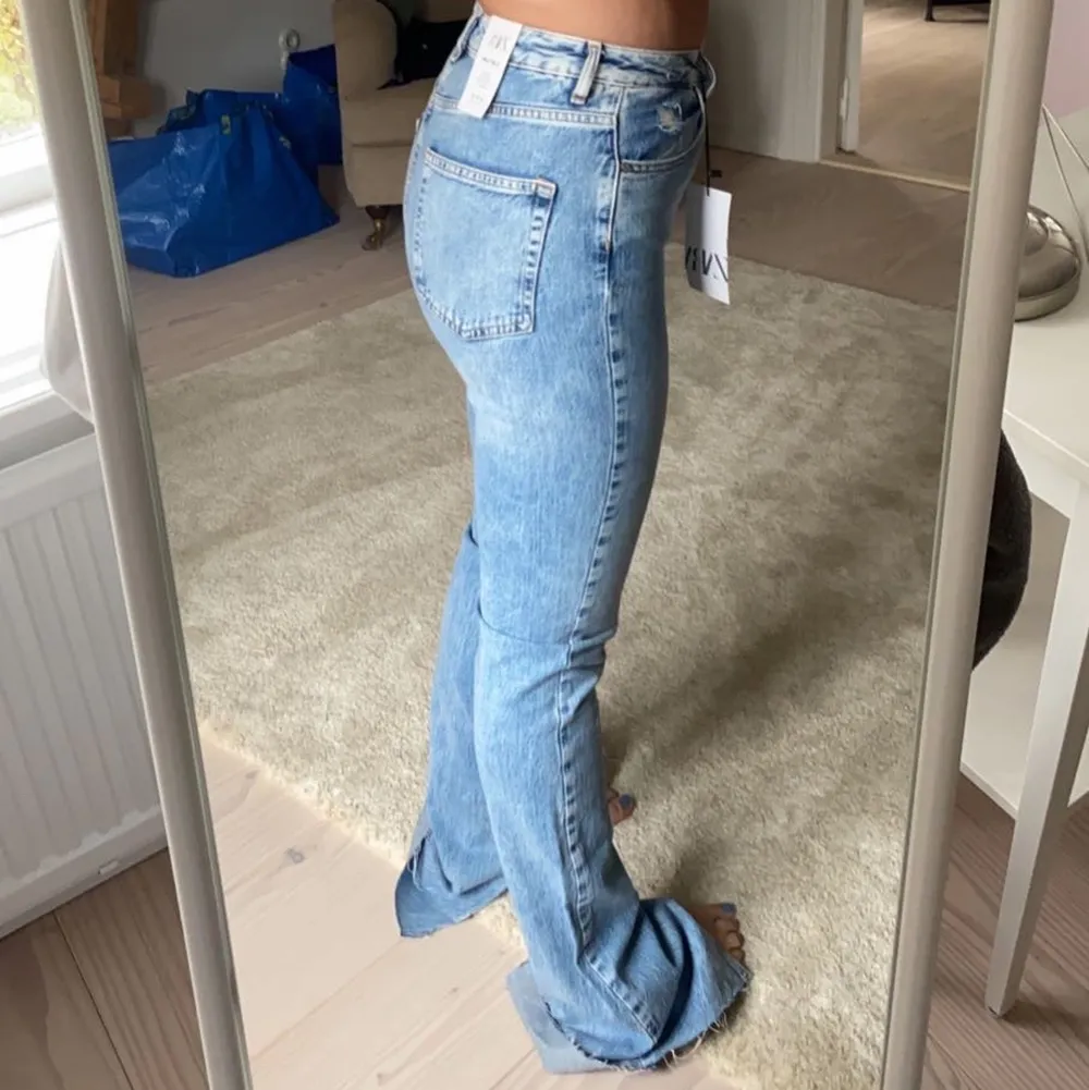 Fina jeans från zara i storlek 38 i bootcut modell med slits. Använda 1 gång. . Jeans & Byxor.