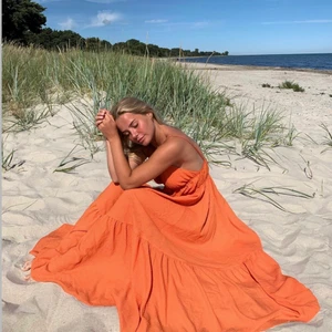 Klänning - (bilder lånade med tillstånd från elin näslund) Lägger upp igen för vill få den såld. Förra budgivningen gick upp till 950 så jag sätter direktpris på 1050 plus frakt. Storlek 32 men passar upp till 36 pga stretch. Säljer även en del byxor och jeans! Cargobyxor blandannat