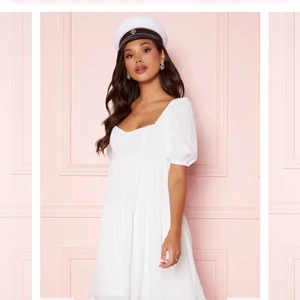 Studentklänning - Studentklänning! Säljer den då den inte riktigt passade mig. Klänningen sitter tajt till över bysten och löst över resten sv kroppen. Ärmarna är lite puffiga och ger lite "cinderellavibes". Längdmässigt går den till ovanför knäna