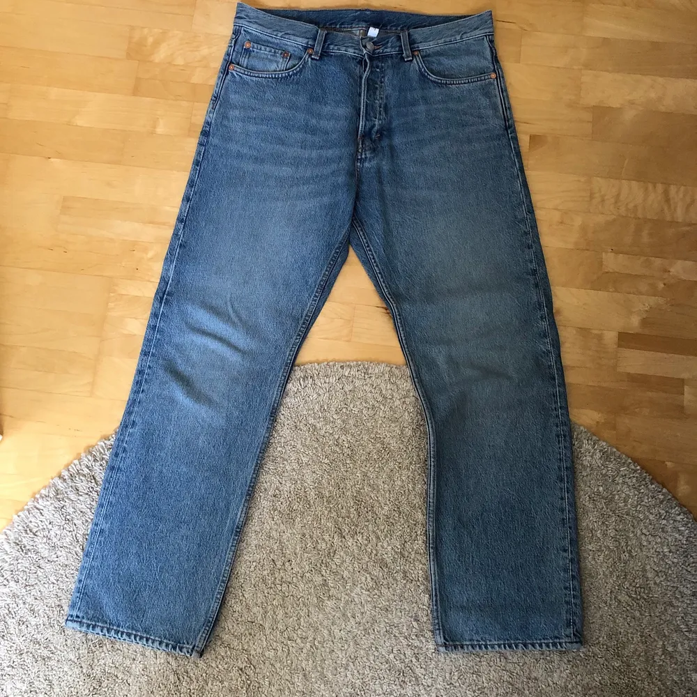 Säljer dessa ljusblåa jeans från weekday. Strl 32/30, fint skick. Pris: 200kr!. Jeans & Byxor.