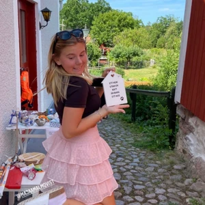 Supergullig volangkjol - Säljer nu den här fina volangkjolen som är köpt för ett tag sen men sparsamt använt och toppenskick. Den är från barnavdelningen i storlek 146/152 men sitter som xs/s. Perfekt nu när det går mot varmare tider. Går jättebra att använda som tröja om man skulle vilja det💕 kom privat för mer information eller bilder!