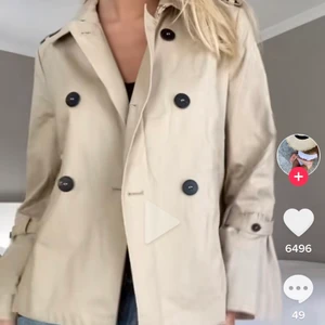 Jacka från Mango - Köp direkt för 700kr! Säljer en beige vårjacka/kappa från Mango! Köpt för flera år sedan i London, använd ett fåtal gånger. Första bilden är från Lova Widerbergs tiktok. Nypris 500kr, säljs inte längre.