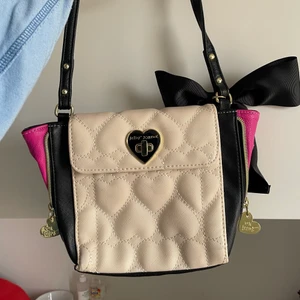 Betty Johnson Purse - Äkta, beige färg, svart, och rosa. Använd, dm mig för mer bilder. 