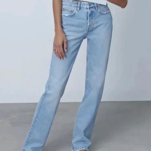 Midrise jeans  - Slutsålda midrise jeans från zara, knappt använda, kommer inte till användning. Köpte för 359 kr . Storlek 38, passar mig med 36! Sjukt snygga, inga defekter 💕💕💕