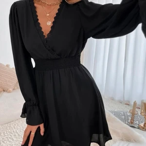 Klänning strl L liten i storlek - Superfin svart klänning i strl L, den passar M. Endast provad