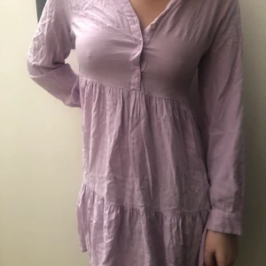 Superfin klänning från Zara, stl: 38 🌸 - En superfin klänning från Zara i storlek 38☀️ Superfin nu till sommaren, jättefin pastell lila färg 💜  200kr inklusive frakt 💜🌸💓