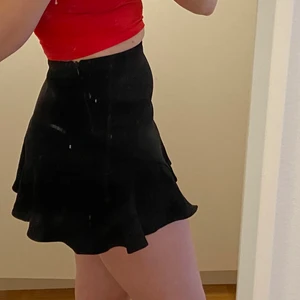 Kjol Zara - Säljer min jättesöta kjol från Zara som blivit på tok för liten och därför tyvärr behöver ett nytt hem💕 De fungerar som shorts med en pådydd kjol över så den inte flyger upp. Har dock en sprucken söm på ”innerfodret” av kjolen men det är inget som syns och som lätt går att sy igen. Skriv gärna för fler bilder och detaljer☺️