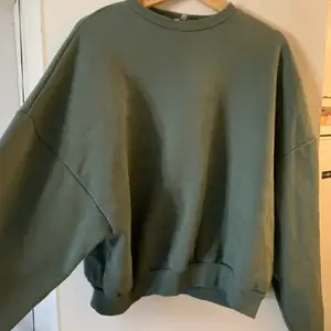 2 för 1. En grå och grön sweatshirt för 120kr. Aldrig använda och köpta på Nelly 