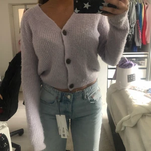 Lila stickad kofta med knappar från h&m - Pastelllila stickad kofta, lite nopprig