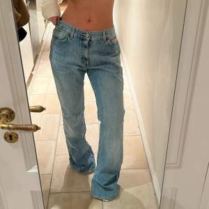 Baggy jeans från Calvin Klein. Rätt stora på mig som är en 34/XS, men sitter nog perfekt löst på någon som är en S/M. Jag är 1,63.