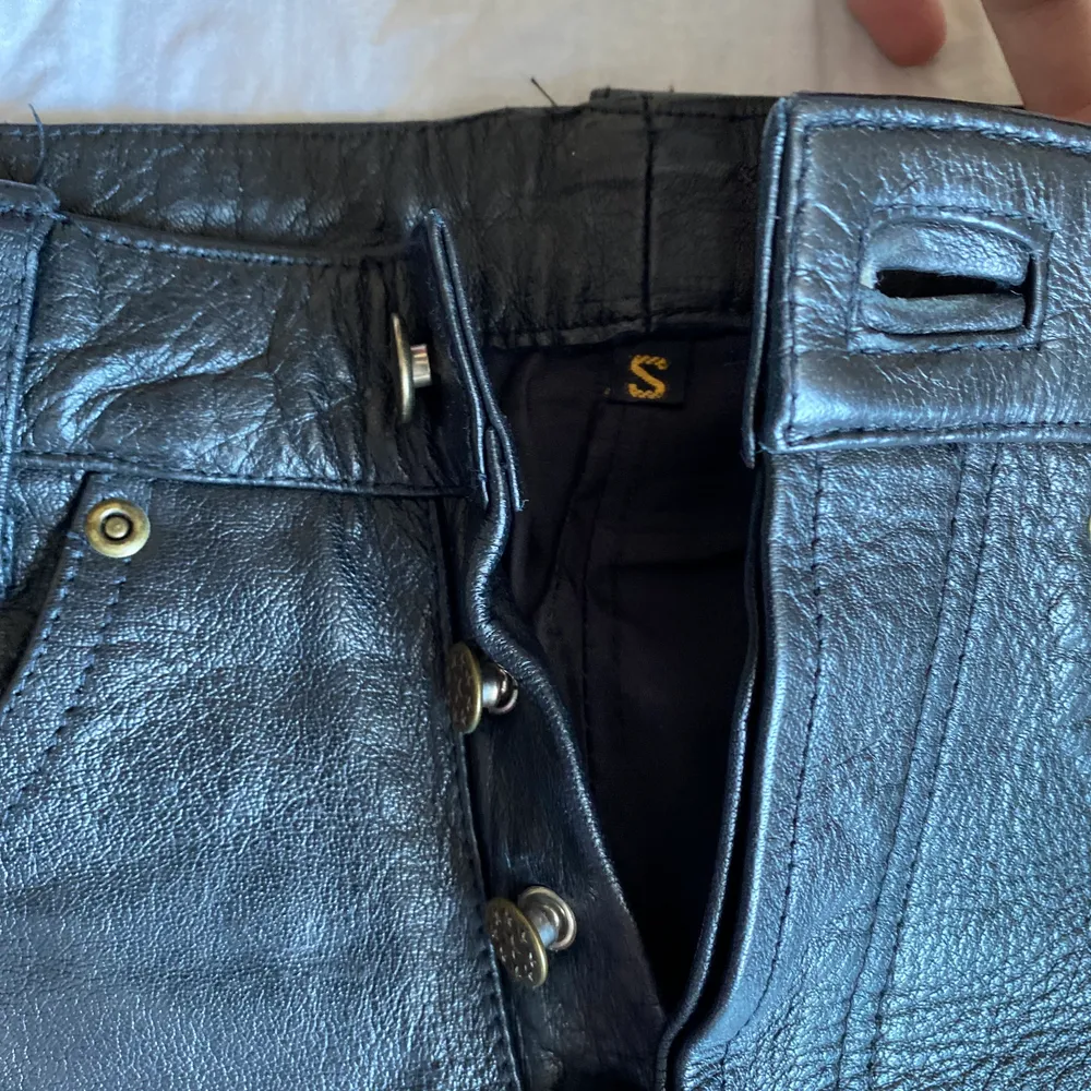 Storlek S (Men dem är mkt mindre) Äkta Skinn. Jeans & Byxor.