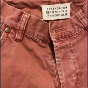 Margiela 100% cotton, stl 50 (stl 48 EU) - Fina byxor, 5 ficka, Martin Margiela herr stl 48 EU. Superfin fit och en fin tvättad look. Sitter superfint på. Det står stl 50, men det sitter fint som en stl 48 herr.