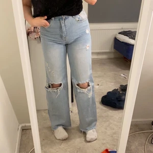 Håliga Jeans - Säljer ett par håliga jeans, storlek M. Men passar s oxå, men lite stora då. En liten fläck på sidan av knät men syns inte så mke.