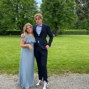 Balklänning  - Säljer nu min SÅ fina balklänning. Köpt förra våren och endast använd en gång så verkligen jättebra skick. Klänningen är i storlek xs men uppsydd efter mig i klackar, jag är ca 155cm. Därför en perfekt klänning för lite kortare tjejer. Kom privat för fler bilder eller information