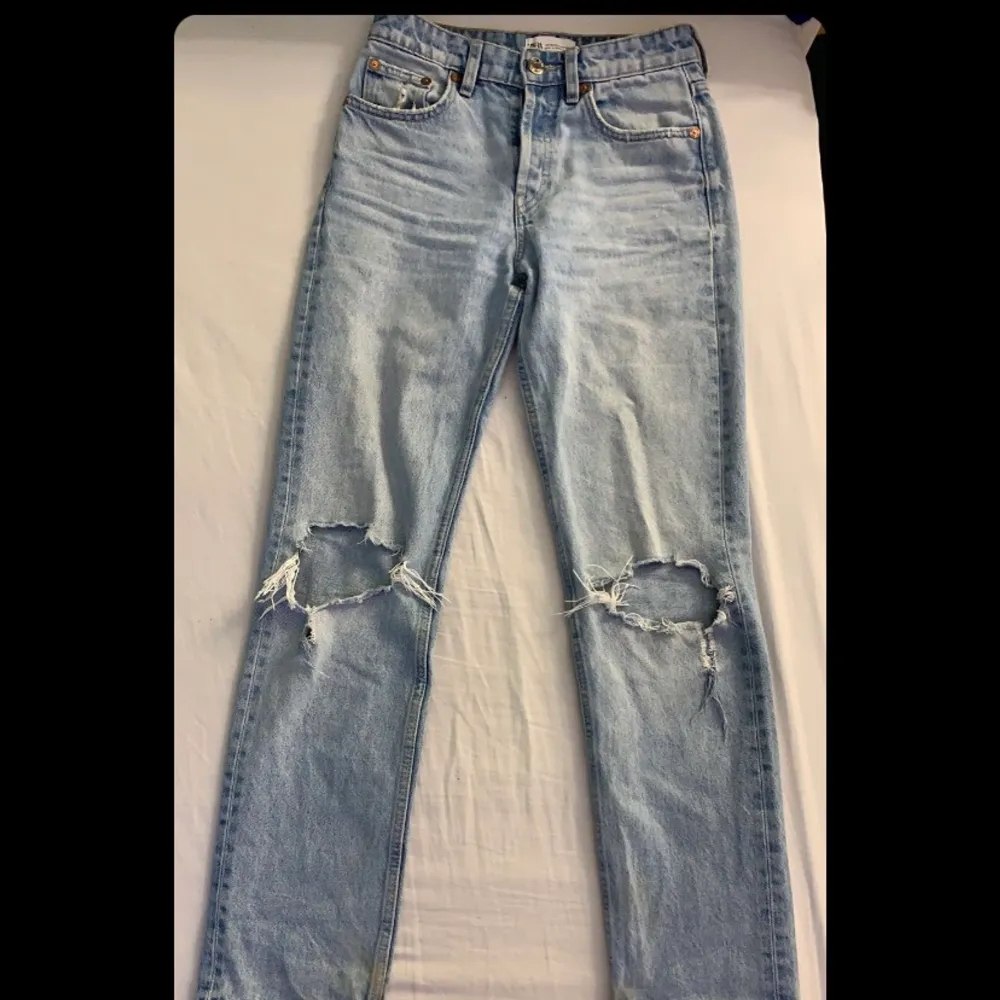 Mid Rise jeans från Zara köpta i höstas. De är använda men i fint skick! Hålen på knäna är lite större än på första bilden. Säljer då de inte kommer till användning längre. Säljer för 200 kr men pris kan diskuteras💗 Storlek 34.. Jeans & Byxor.