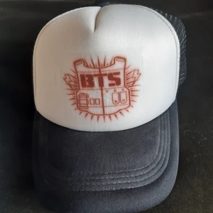 Keps - En BTS keps. Nypris 100 kr. Har använt den enstaka gånger men är inget stort fan av BTS längre så den kommer inte till användning. Köpte den på rainbow island (en kpop butik i göteborg) kan skickas mot frakt