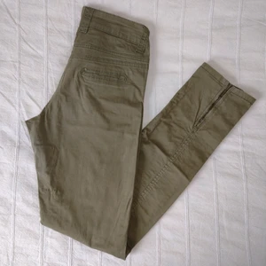 Gröna byxor  - Gröna byxor med stretch från Gina tricot. Dragkedja i bensluten och har en lite washed out look. Använda ett fåtal gånger och i bra skick. 98% bomull och 2% elastan. Storlek 36.