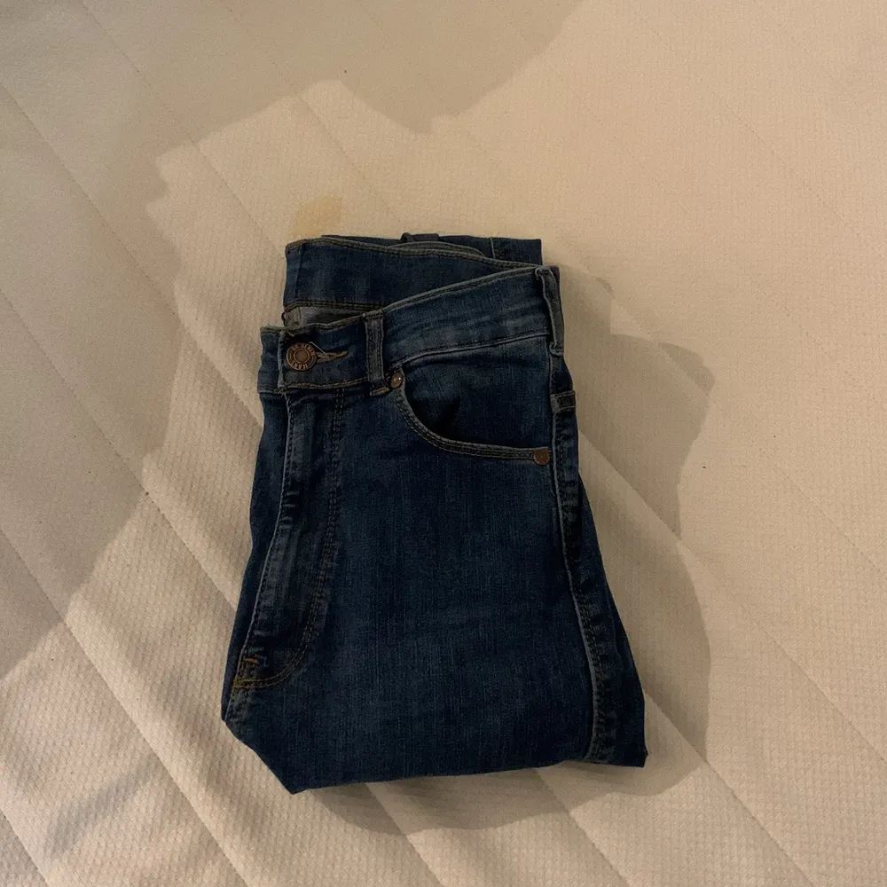Säljer dessa tajta mörkblåa högmidjade jeans för att de inte längre används. De är ifrån märket dr denim i storlek S, de var lite långa för mig så de är avklippta i benen men passar perfekt på mig som är 168cm lång! Nypris 599kr. Köparen står för frakten🤍. Jeans & Byxor.