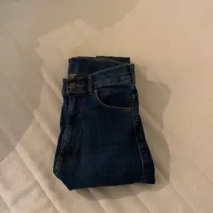 Säljer dessa tajta mörkblåa högmidjade jeans för att de inte längre används. De är ifrån märket dr denim i storlek S, de var lite långa för mig så de är avklippta i benen men passar perfekt på mig som är 168cm lång! Nypris 599kr. Köparen står för frakten🤍