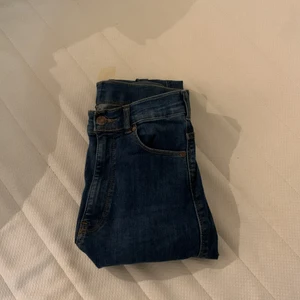 Jeans - Säljer dessa tajta mörkblåa högmidjade jeans för att de inte längre används. De är ifrån märket dr denim i storlek S, de var lite långa för mig så de är avklippta i benen men passar perfekt på mig som är 168cm lång! Nypris 599kr. Köparen står för frakten🤍