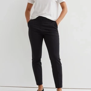 Slacks / kostymbyxor från HM strl. 36 - Ett par svarta slacks från HM. Byxorna är i bra skick och de är i storleken 36. Skriv för fler bilder :)