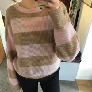 Stickad tröja merinoull - Säljer en randig stickad tröja från Bikbok! 34% merinoull. Köpt för 700kr för några år sedan, säljs inte längre. 