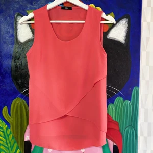 Jättefin oanvänd chiffongblus st. S - Laxrosa, svårt att fånga nyanserna. Passar st. S. Hämtas i Hornstull eller skickas mot fraktkostnad (26kr) 🌸