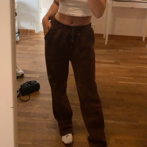 Mjukisbyxor - Säljer mina mjukisar från Linn Ahlborgs märke LXA då dom tyvärr är för stora för mig, storlek S  i fint skick dock är snörerna lite slitna och lite slitna längst ned, för långa på mig som är 160cm och vanligtvis en xs i byxor 💓💓 säljer för 250kr + frakt nypris 600 kr 