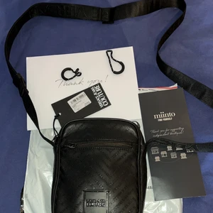 Versace axelväska  - Säljer Versace axelväska. Köpt från miinto.se (nypris 110€ vilket är ungefär 1100kr 