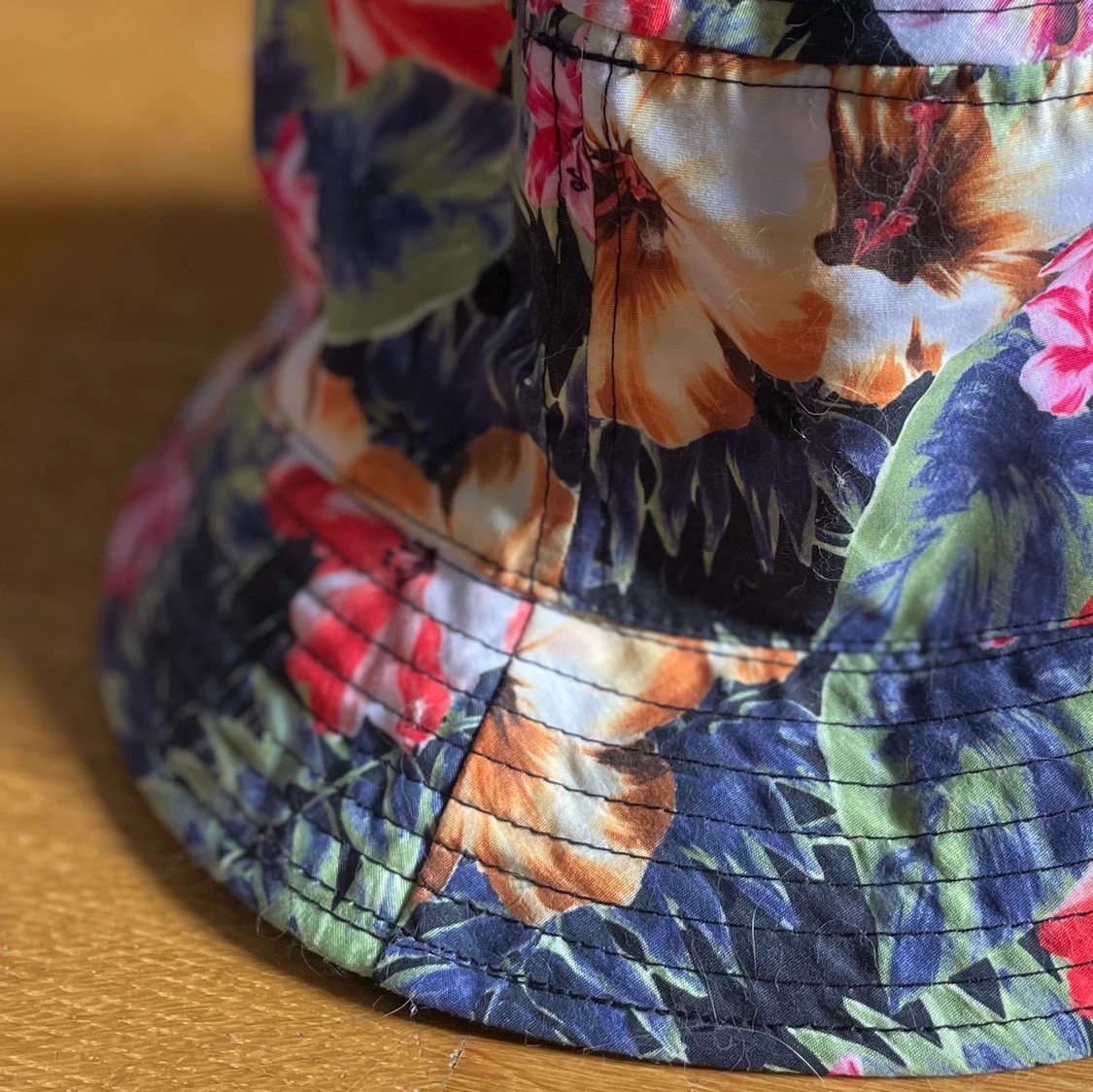 Blommig fiskehatt - 90