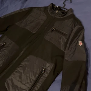 Moncler vår jacka  - Säljer en fin vår jacka. Använd förra våre, men nu är den där liten på mig.