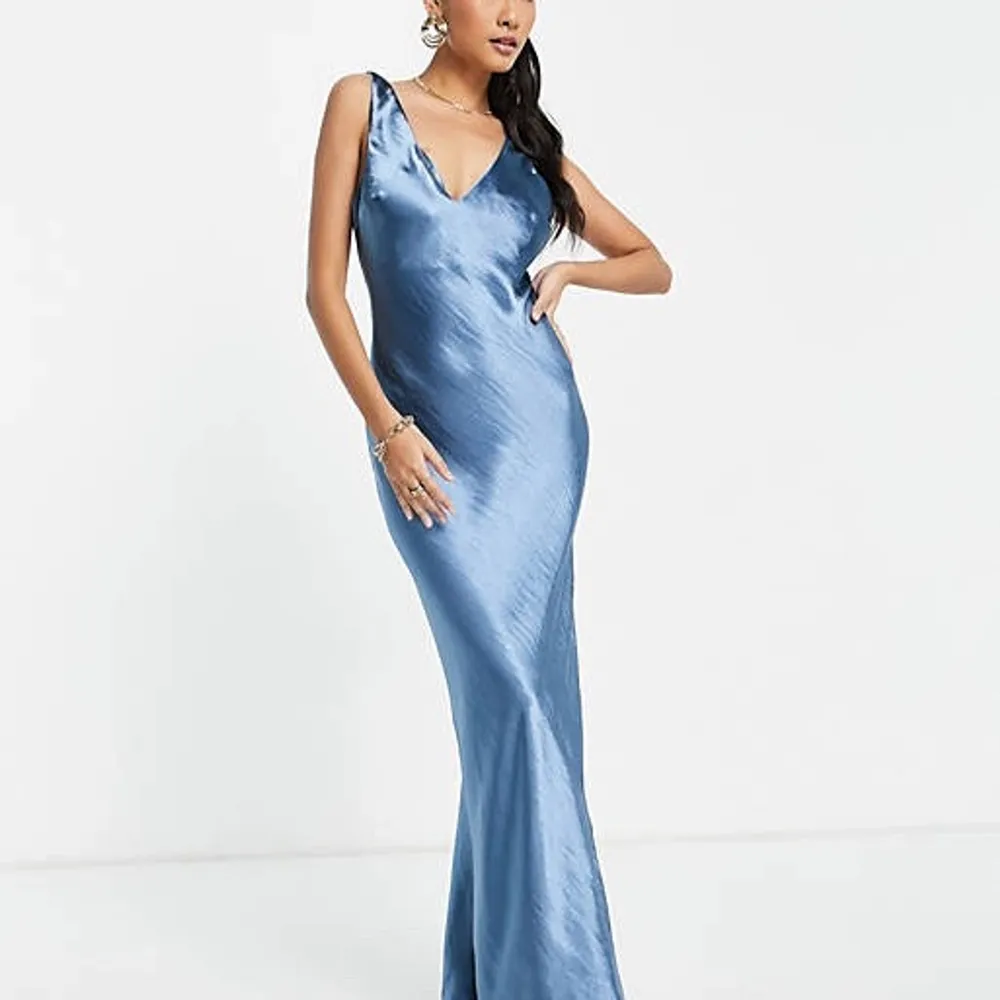 Säljer denna jättefina klänningen, perfekt till bal eller annat tillfälle. Aldrig använd, storlek Uk 8 och passar som en S💗💗. Klänningar.