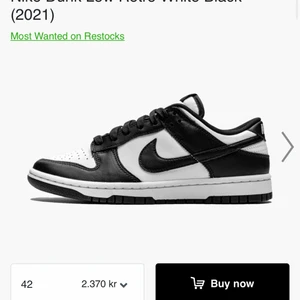Nike Dunk low retro black white  - Säljer mina Dunks pågrund av att jag har andra skor jag använder. Dom är i bra skick och inte använda många gånger, 8/10       Kvitto finns           Crease Shield  med kommer!    Hör av er vid intresse eller eventuella frågor.          