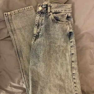 midwaist baggy jeans från junkyard! kan även va höga i midjan eller låga om man knäpper upp. skriv för mått & detaljer, pris kan diskuteras (köpte för 400kr) 💋