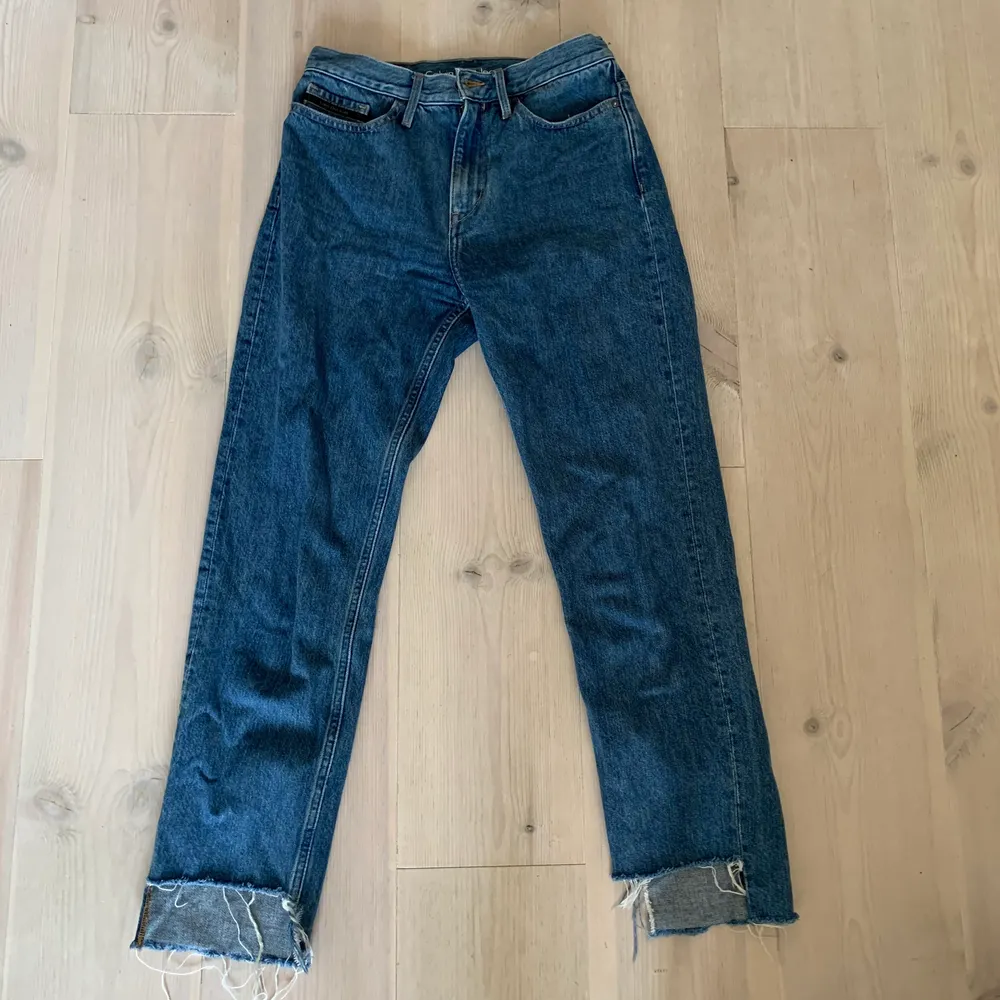 Ett par Calvin Klein jeans i W27 och L32. Straight leg och high waist. Aningen croppade på mig som är 177cm. Hämtas i Stockholm/Uppsala, annars står köpare för frakt!. Jeans & Byxor.