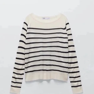 Randig tröja - Säljer min skit snygga randiga tröja som är köpt från zara, säljer pga av för lite användning så den är i mycket bra skick❤️ köparen står för frakt